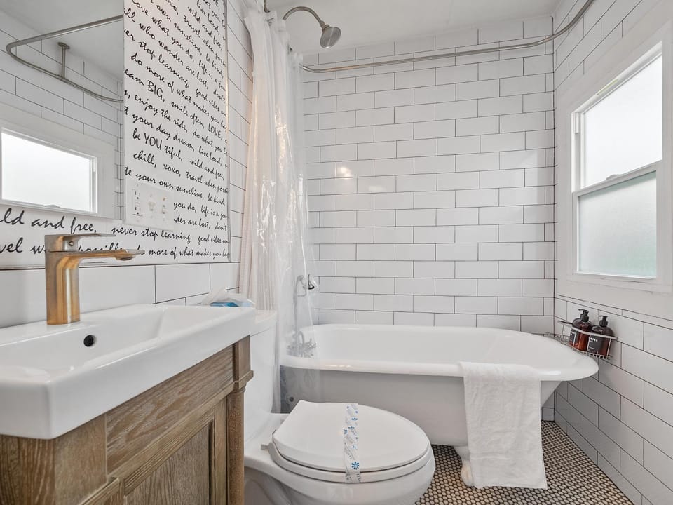 Sunset Cliffs Oceanfront Casita w Fast Wifi, Large Outdoor Space & Ocean Breeze! House in Ocean Beach