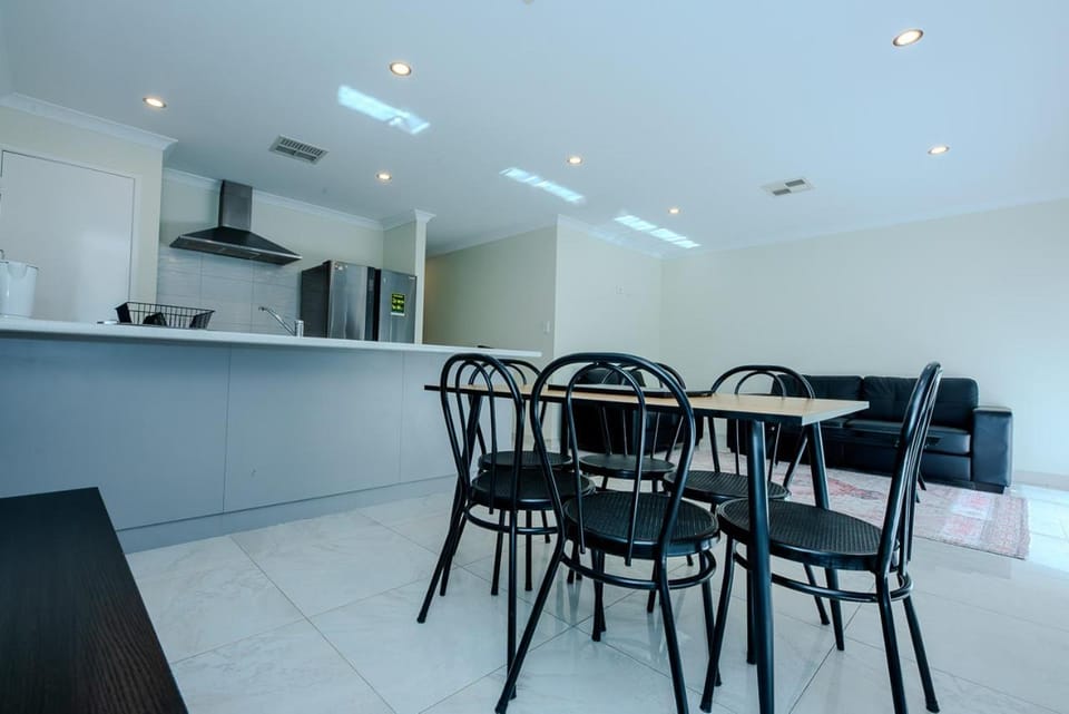 Spectacular 3 Bedroom, 2 Bathroom Home. House in Henley Brook