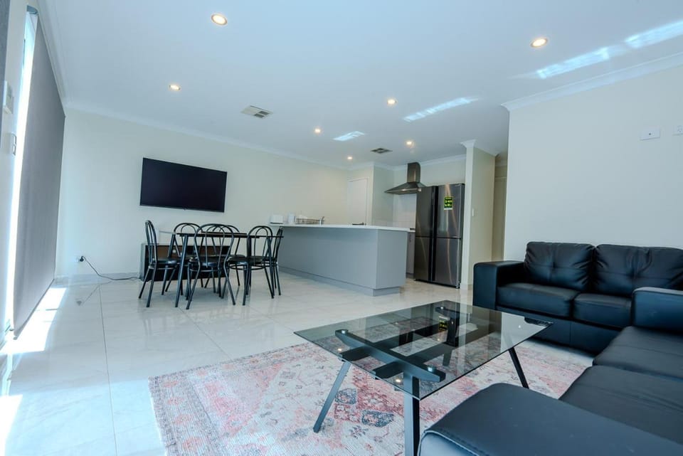 Spectacular 3 Bedroom, 2 Bathroom Home. House in Henley Brook