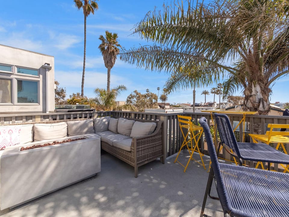 Stunning Beach House- Rooftop Patio & Ocean Views House in Mission Beach