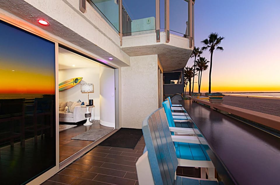 Oceanfront, two-level condo with stunning view, decks, fast WiFi & fireplace House in Mission Beach
