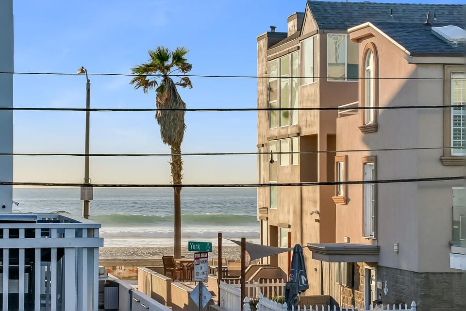 Beautiful Beach Home - Ocean View, AC & Patio House in Mission Beach