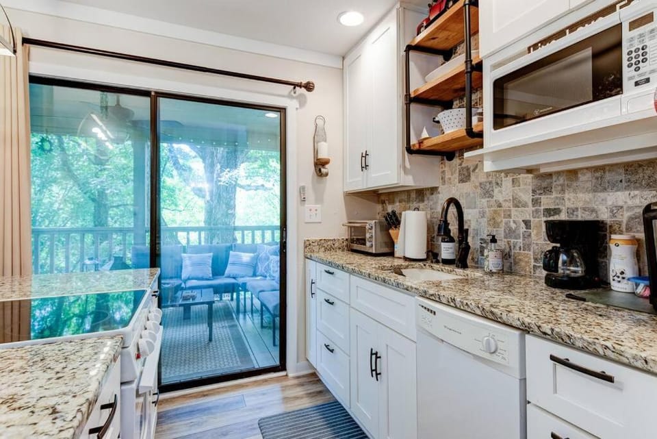Charming Lake Lure Studio at Rumbling Bald Resort! Apartment in Lake Lure