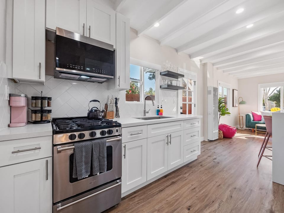 Classic Beach Bungalow - Parking, Private Patio & Pet Friendly! House in Ocean Beach