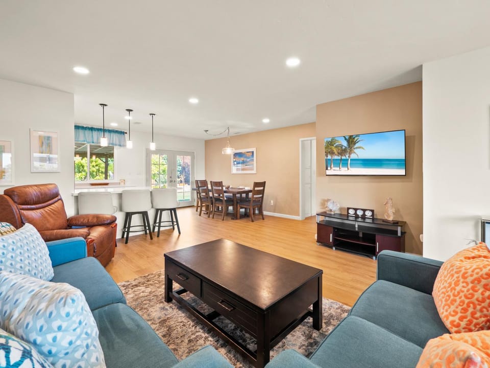 Bay Park Garden Paradise - central Location, AC, Washer Dryer & Private yard! House in San Diego