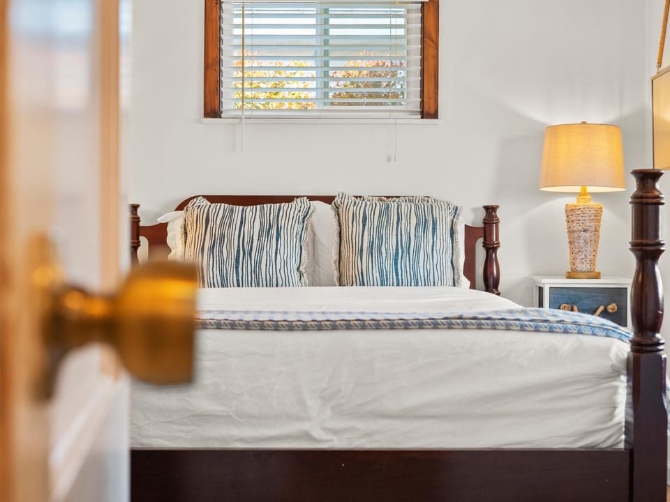 Bay Park Garden Paradise - central Location, AC, Washer Dryer & Private yard! House in San Diego