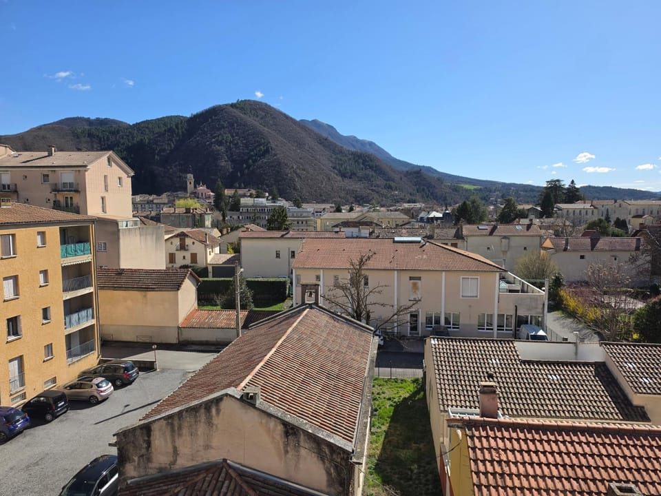 Studio avec balcon et vue panoramique sur le Cousson proche Thermes Apartment in Provence-Alpes-Côte d'Azur