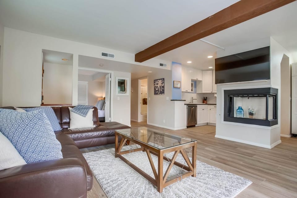 Ormond Beach Oasis - Large Private Patio, WasherDryer, Pet Friendly & Steps2Sand! House in Mission Beach
