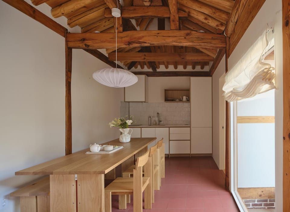 Kitchen or kitchenette, Living room, Seating area, Dining area