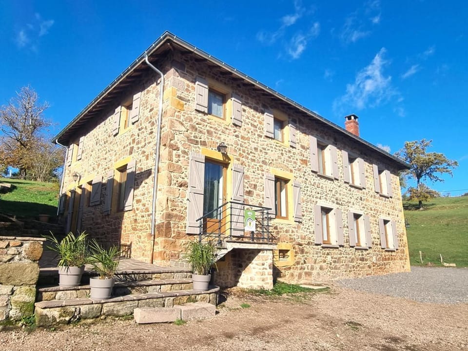 Gîte campagnard moderne avec animaux admis, terrasse et internet - FR-1-496-304 House in Auvergne-Rhône-Alpes