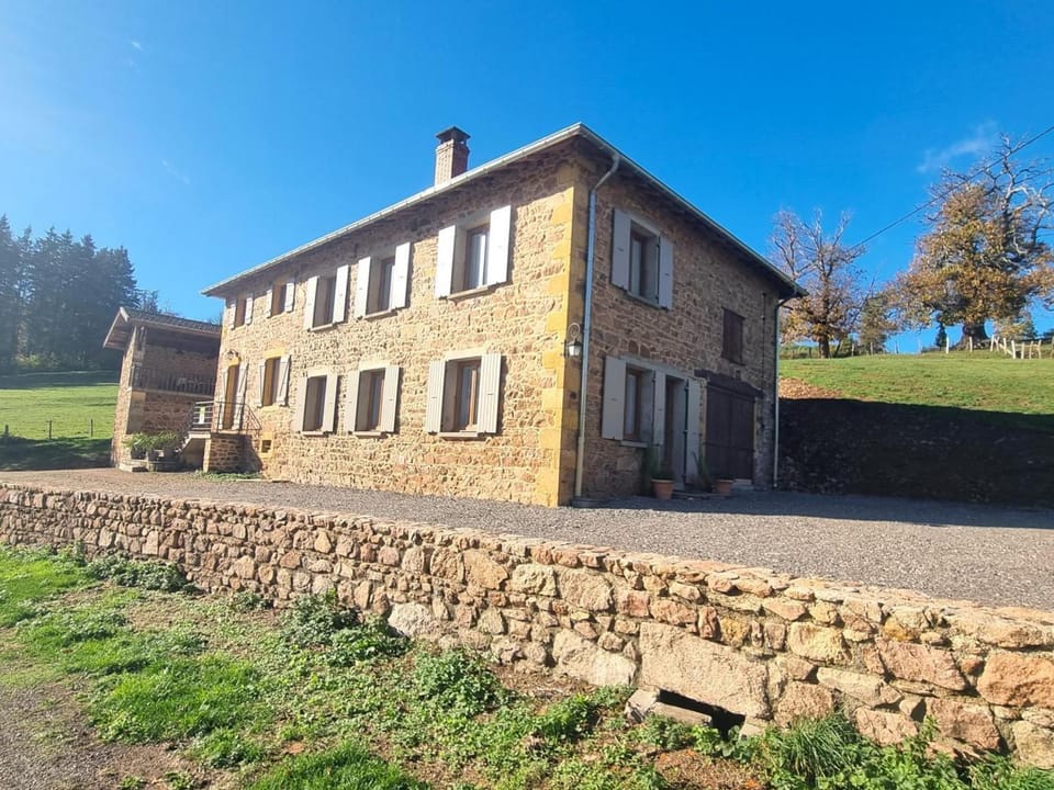 Gîte campagnard moderne avec animaux admis, terrasse et internet - FR-1-496-304 House in Auvergne-Rhône-Alpes