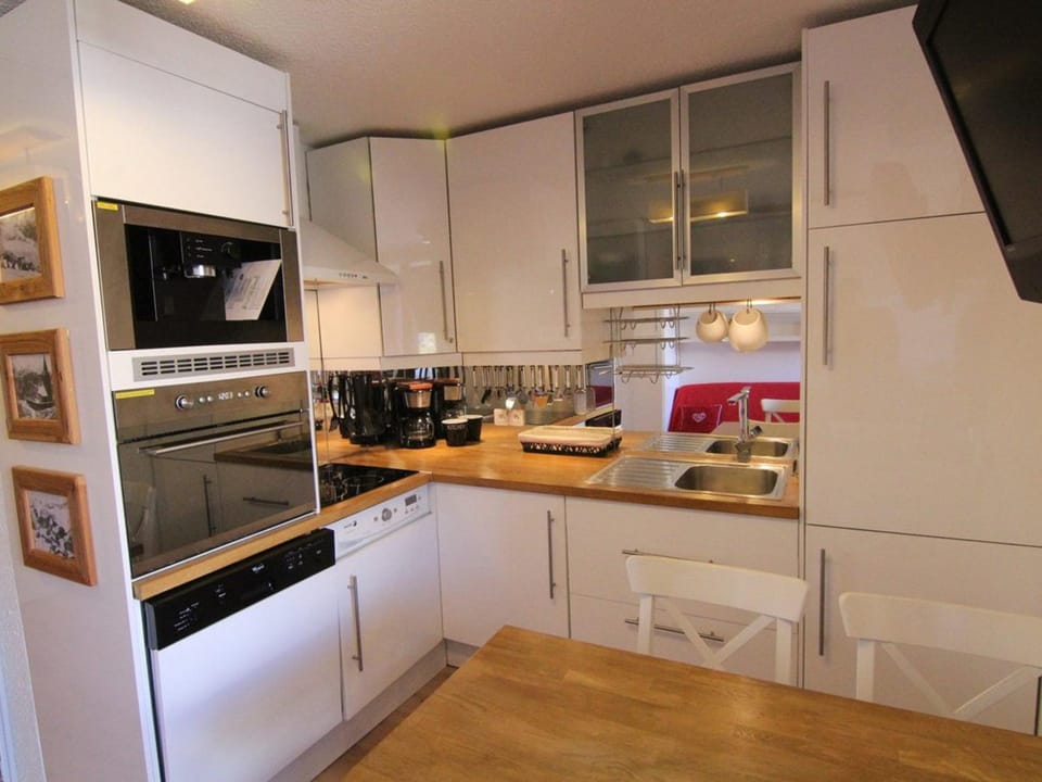 Appartement cosy 4/5 pers. à l'Alpe d'Huez, balcon, prox. commerces & remontées, casier à skis - FR-1-405-341 Apartment in Huez