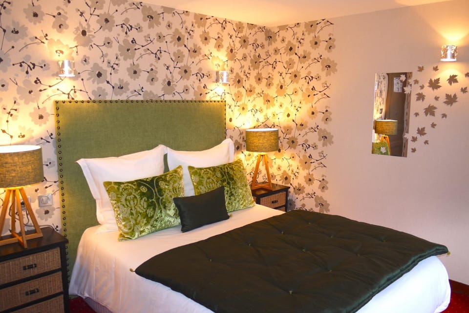 Photo of the whole room, Decorative detail