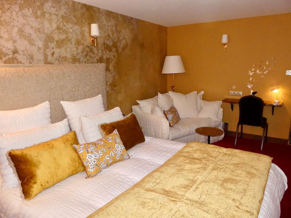 Le Chapeau Rouge Hotel in Nouvelle-Aquitaine