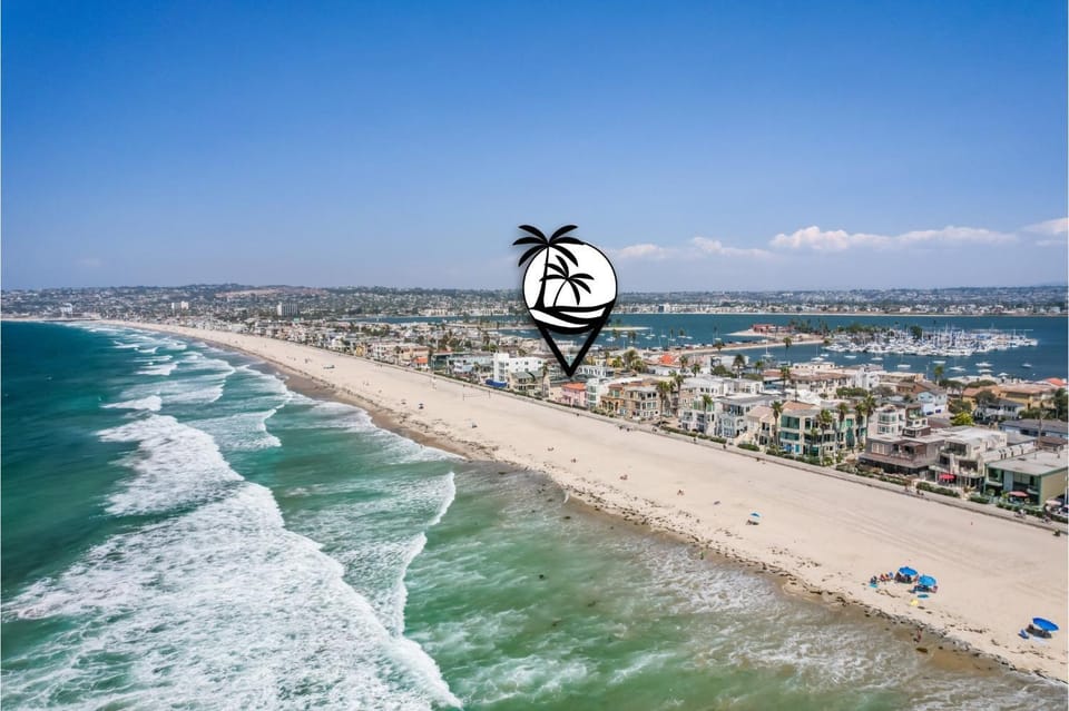 Stunning Oceanfront Boardwalk Condo - Spa, Steps2Beach, Parking & Fast Wifi! House in Mission Beach
