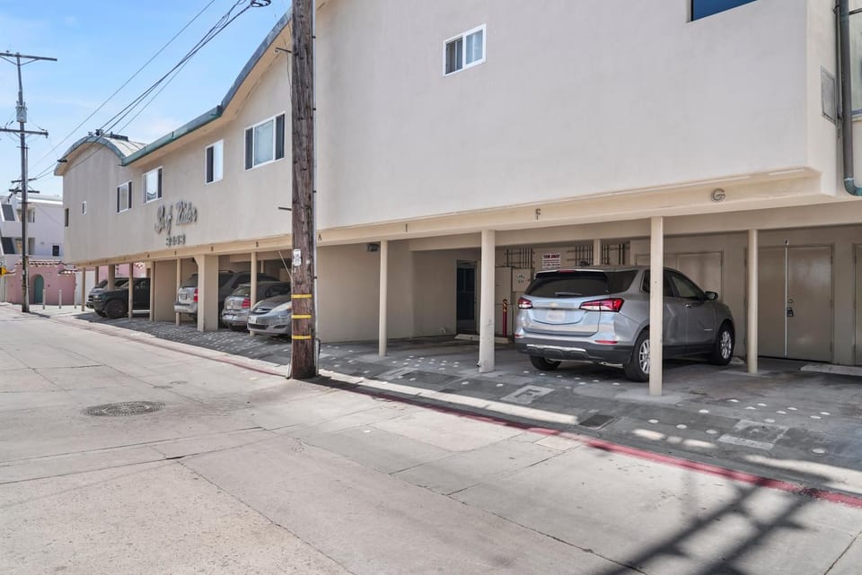 Stunning Oceanfront Boardwalk Condo - Spa, Steps2Beach, Parking & Fast Wifi! House in Mission Beach