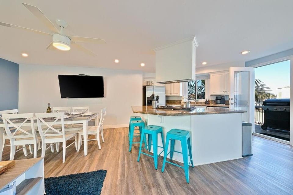 Stunning South Mission Home with Private Rooftop & Ocean Views! House in Mission Beach