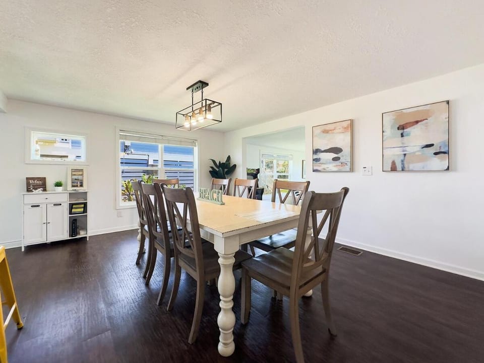 The Sandy Pineapple - Coastal Home STEPS to Beach, Pet & Family Friendly! House in Florida