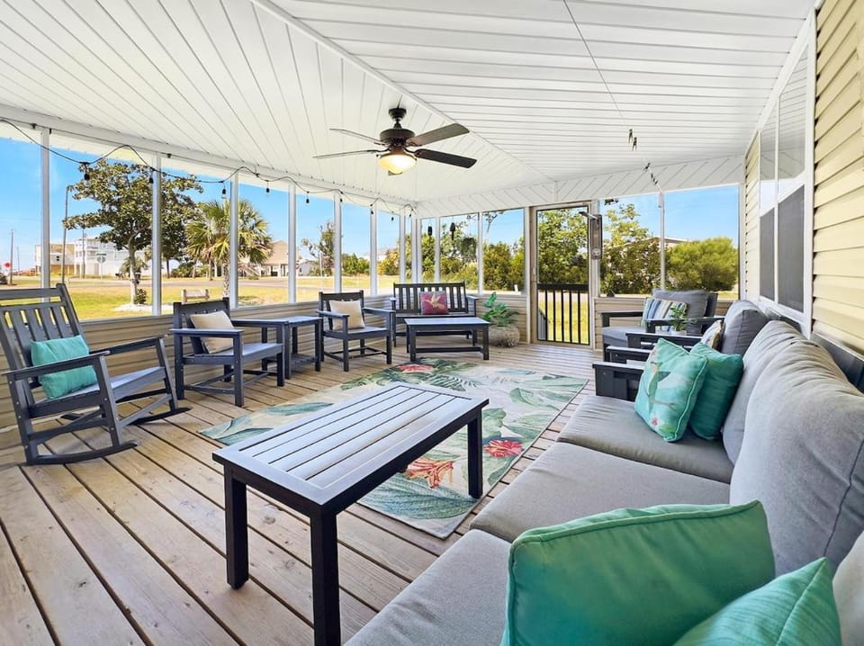The Sandy Pineapple - Coastal Home STEPS to Beach, Pet & Family Friendly! House in Florida