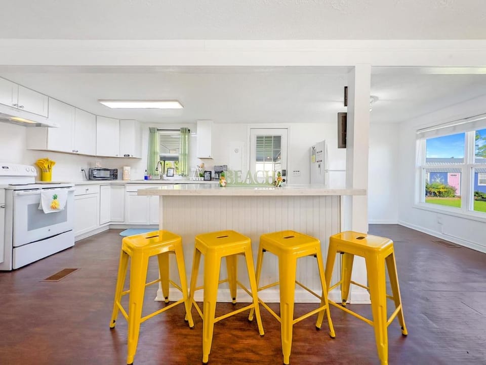The Sandy Pineapple - Coastal Home STEPS to Beach, Pet & Family Friendly! House in Florida