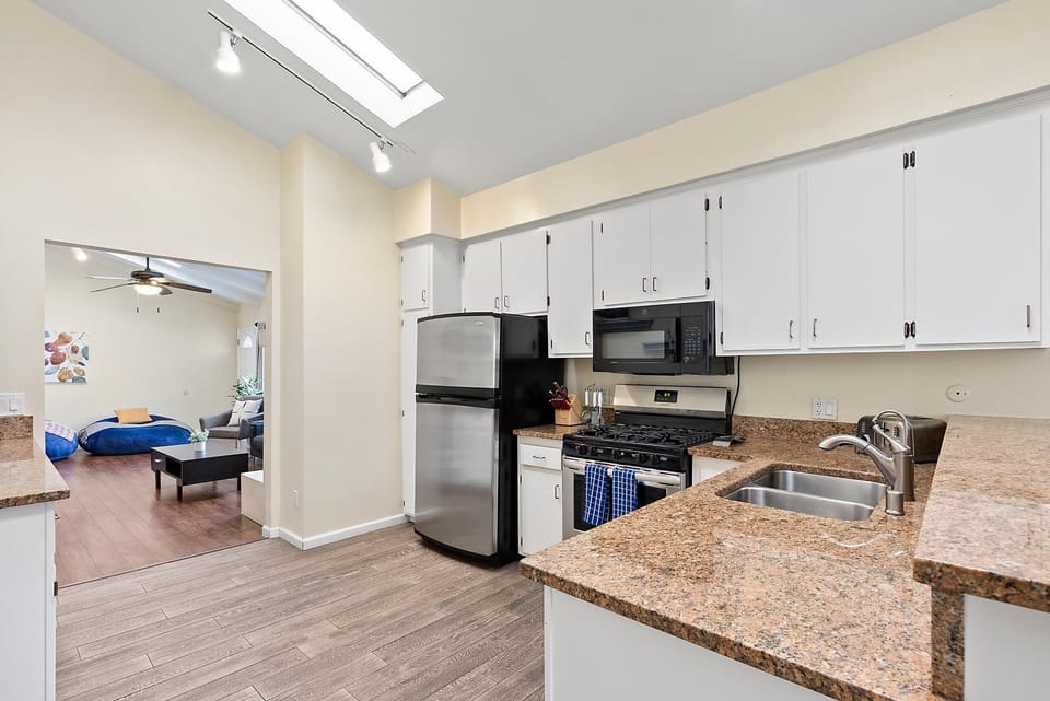 Pacific Paradise - Large Patio, Hot Tub, Short Walk to Beach, & Parking House in Pacific Beach