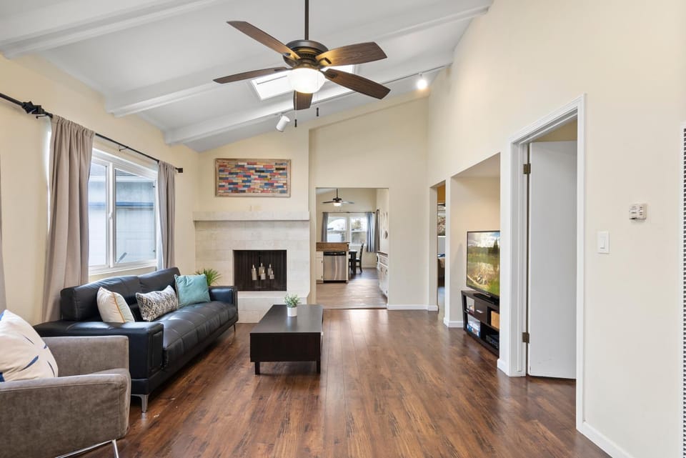 Pacific Paradise - Large Patio, Hot Tub, Short Walk to Beach, & Parking House in Pacific Beach