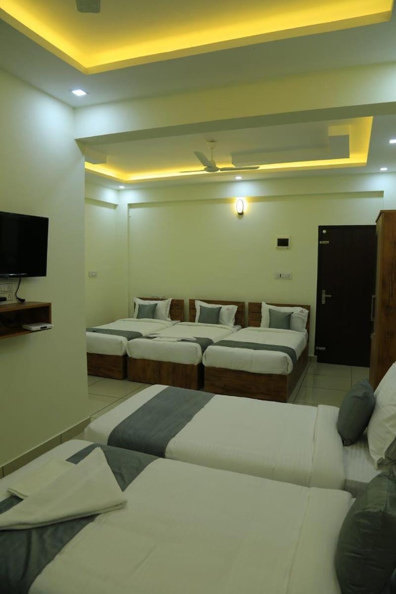 Bed, TV and multimedia, Photo of the whole room, Bedroom