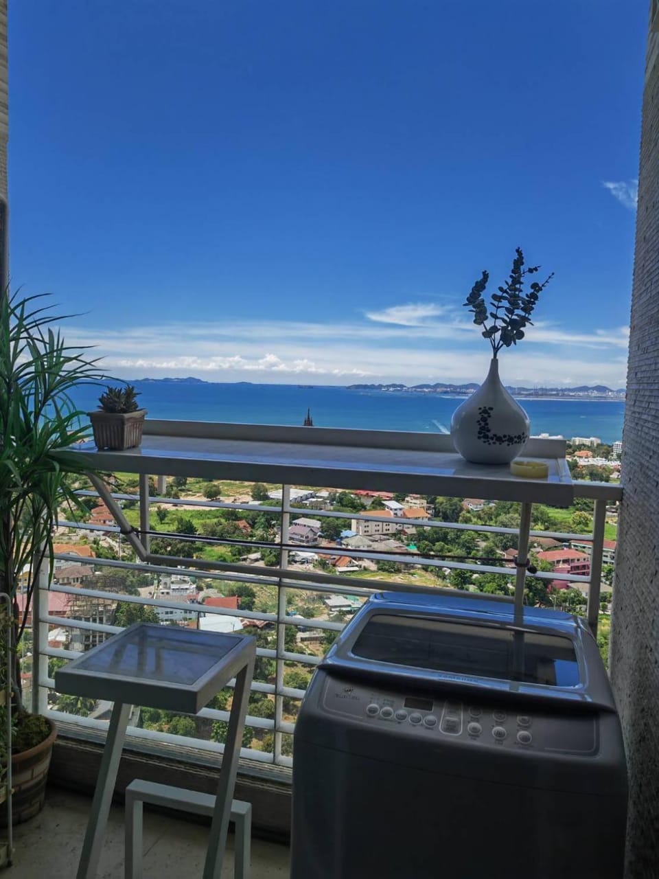 Art Under the Clouds 32nd floor sea view SuperHost Apartment in Pattaya City