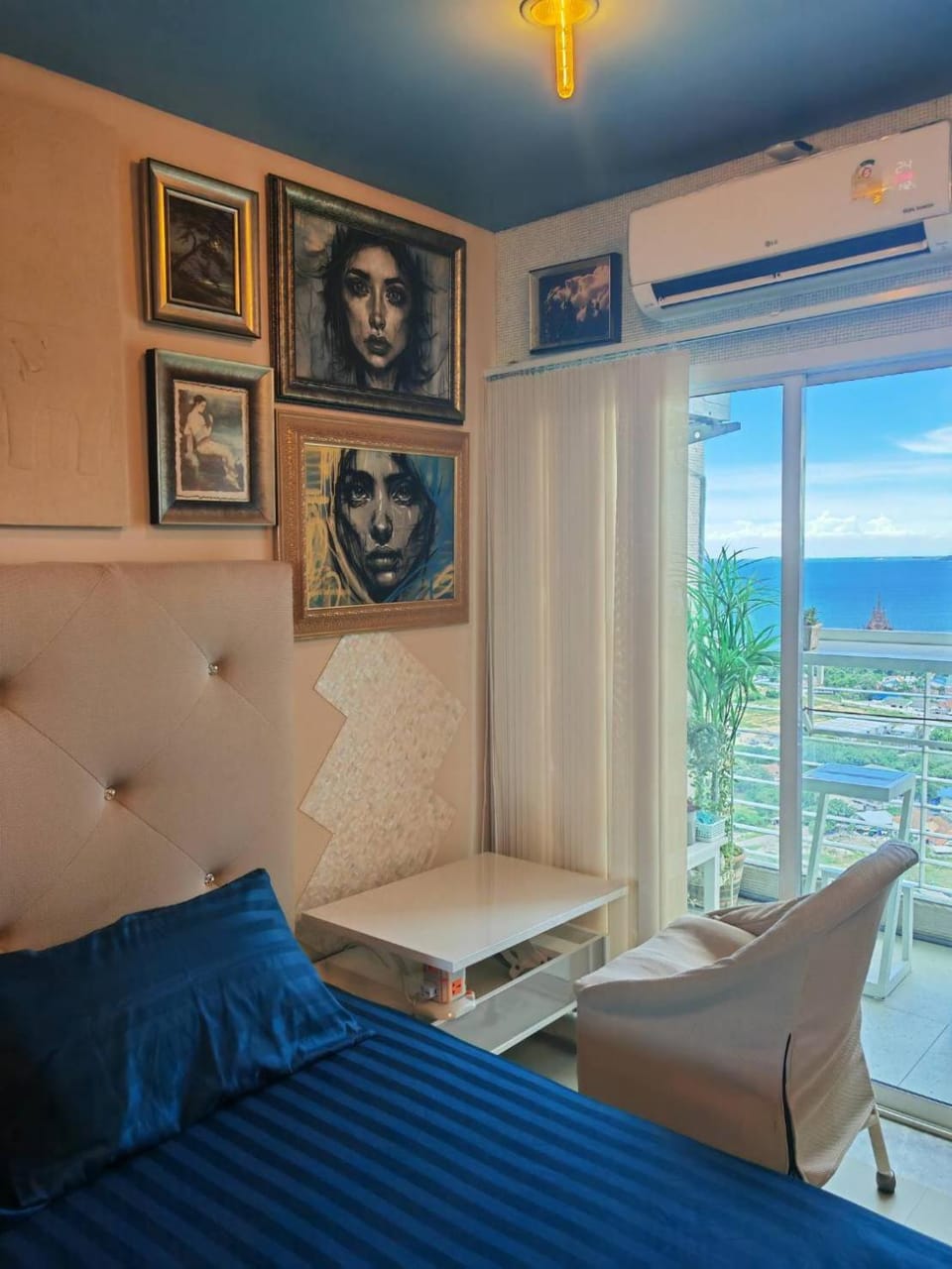 Art Under the Clouds 32nd floor sea view SuperHost Apartment in Pattaya City