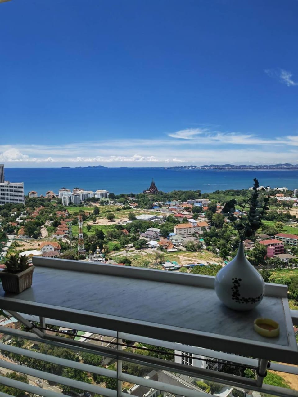 Art Under the Clouds 32nd floor sea view SuperHost Apartment in Pattaya City