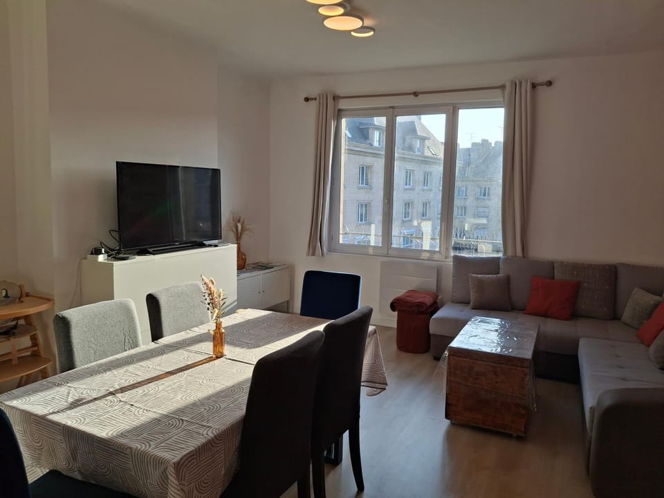 Communal lounge/ TV room, TV and multimedia, Living room, Seating area, Dining area
