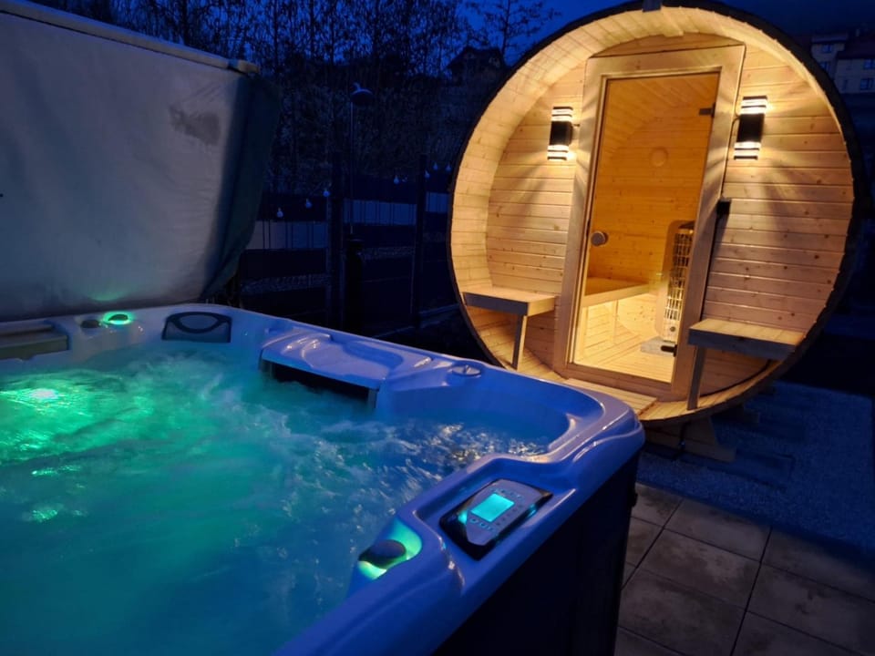 Hot Tub, Sauna