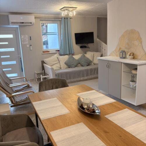 TV and multimedia, Living room, Seating area, Dining area