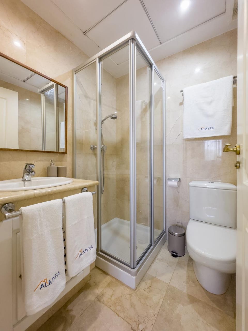Shower, Toilet, Bathroom, towels