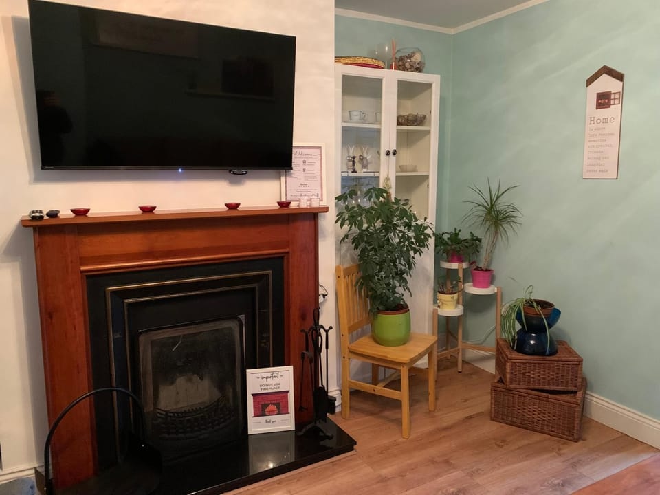 TV and multimedia, Living room, Evening entertainment