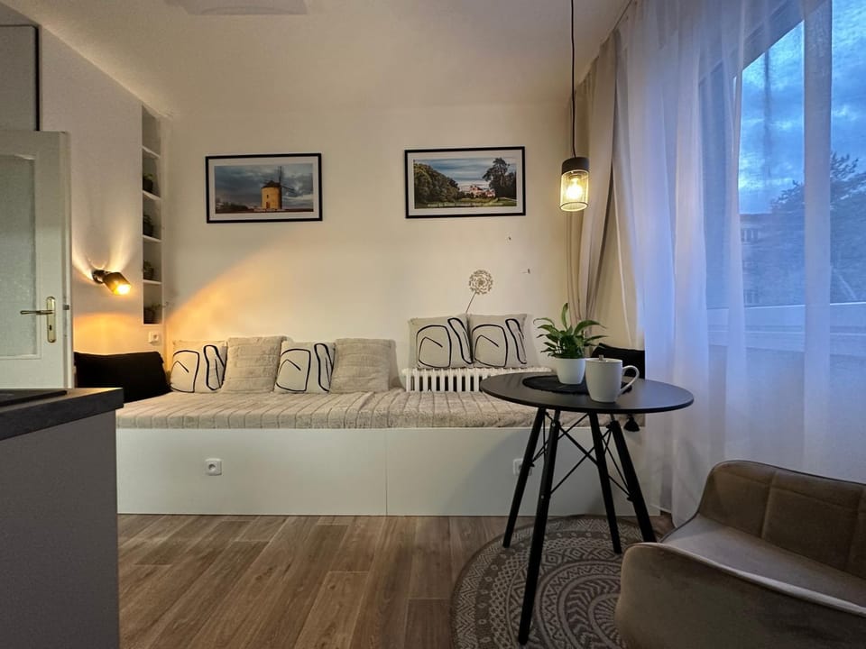 Bed, Photo of the whole room, Seating area
