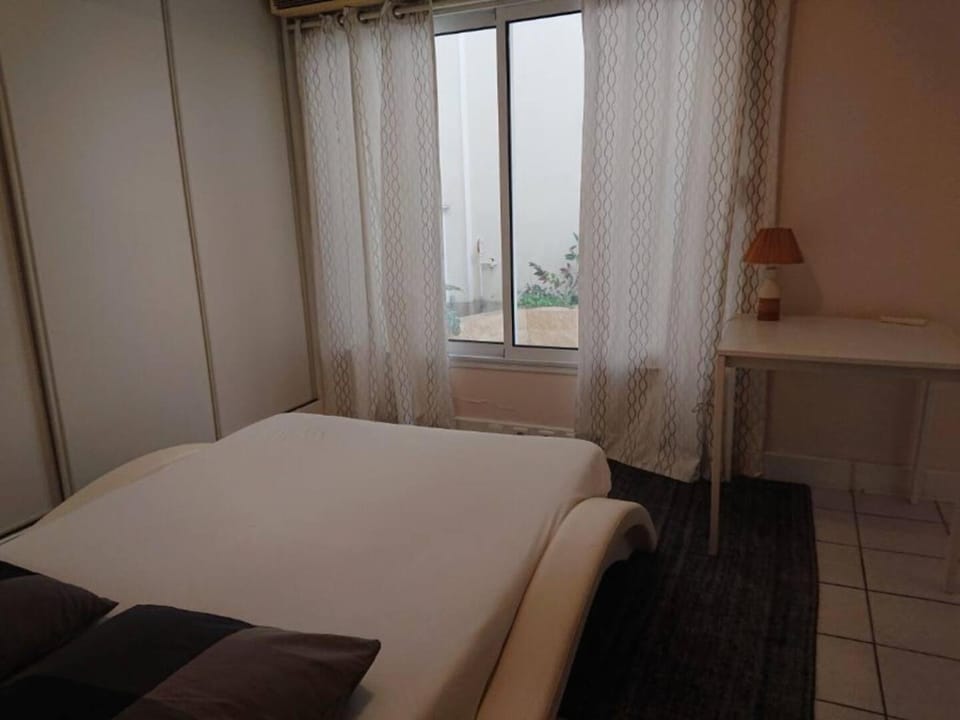 Chambre dans colocation aux Chartrons Vacation rental in Bordeaux