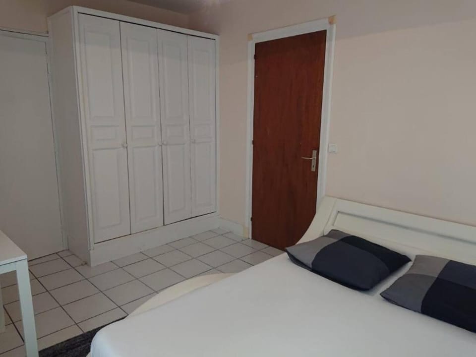 Chambre dans colocation aux Chartrons Vacation rental in Bordeaux