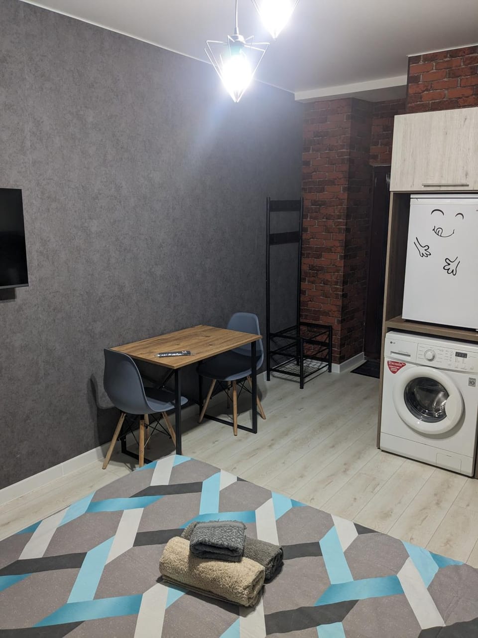 Kitchen or kitchenette, Seating area, oven, washing machine