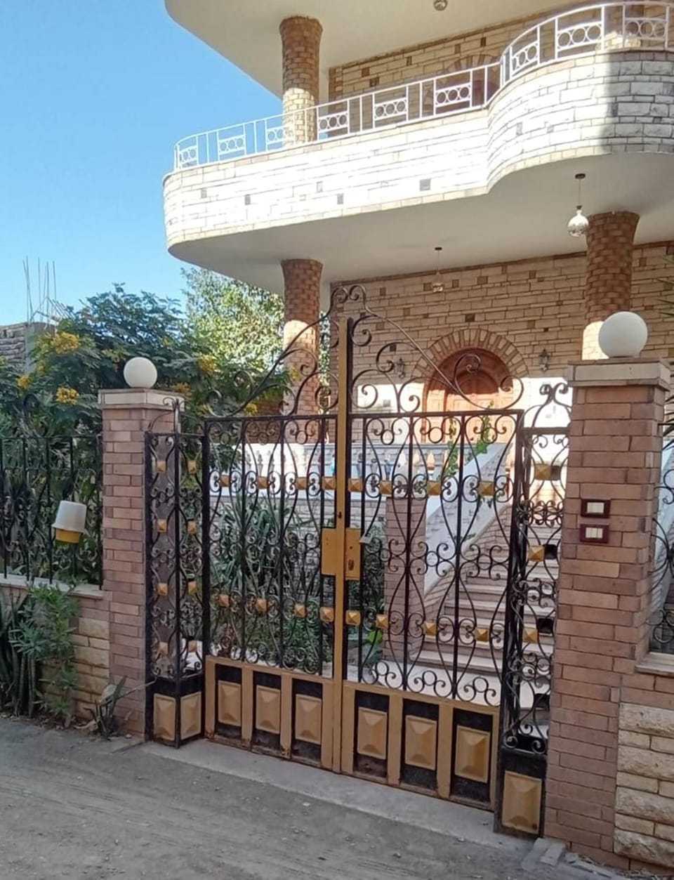 Facade/entrance