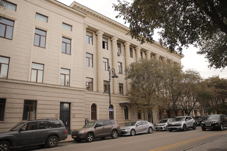 Property building, Facade/entrance, Day, Location, Parking