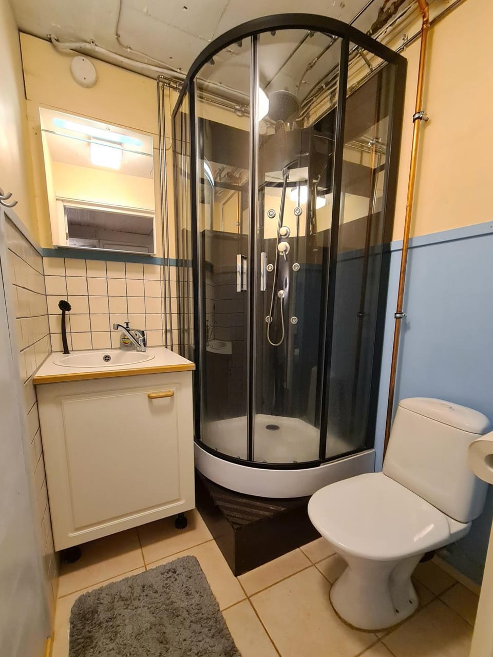 Green & Easy Stay! Peaceful 2BR Near Helsinki Airport with EV Apartment in Uusimaa