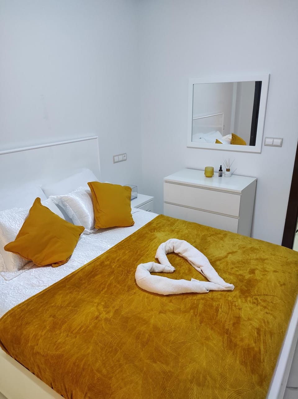 Bed, Photo of the whole room, Bedroom