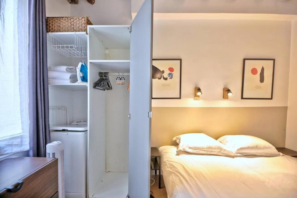 Photo of the whole room, Bedroom, furniture, wardrobe, washing machine