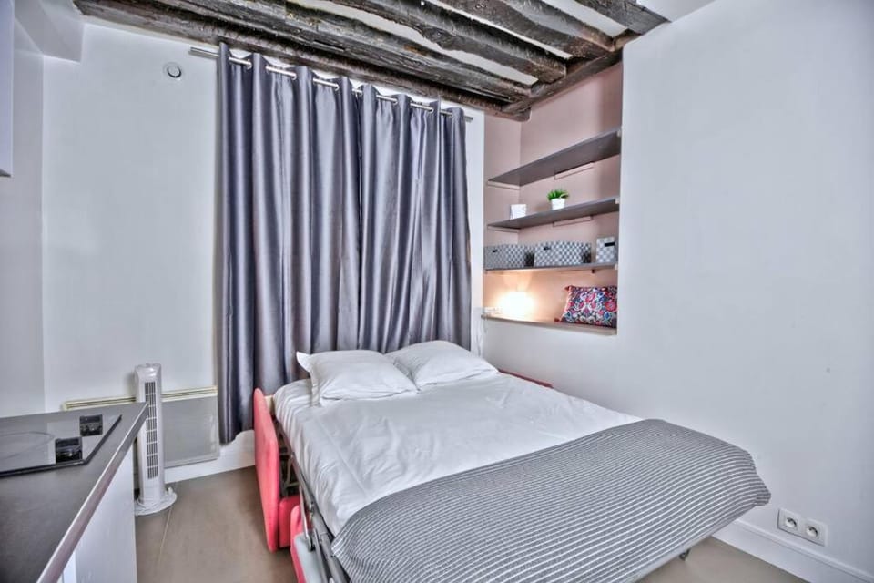Bed, Living room