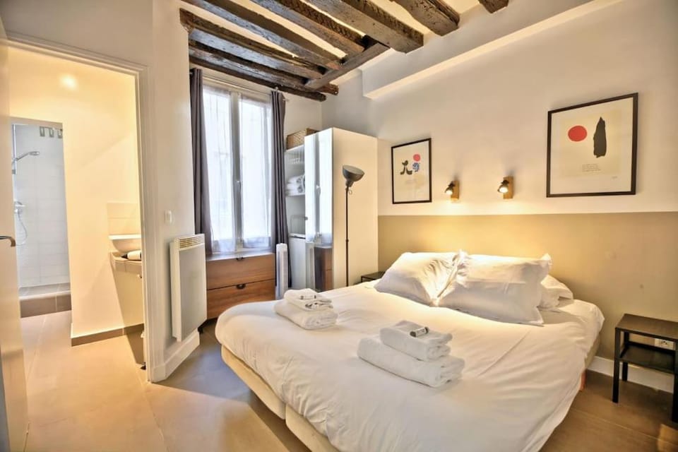 Bed, Photo of the whole room, Bedroom, towels