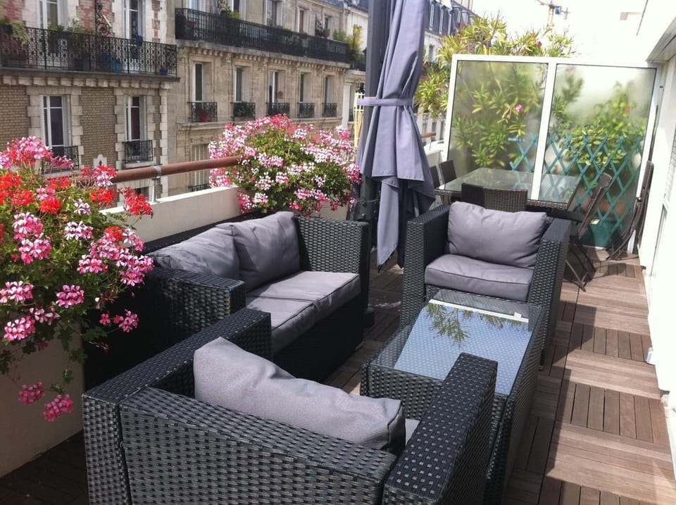 Property building, Patio, Balcony/Terrace, Balcony/Terrace, City view, Street view, Internal: Not applicable to any particular room