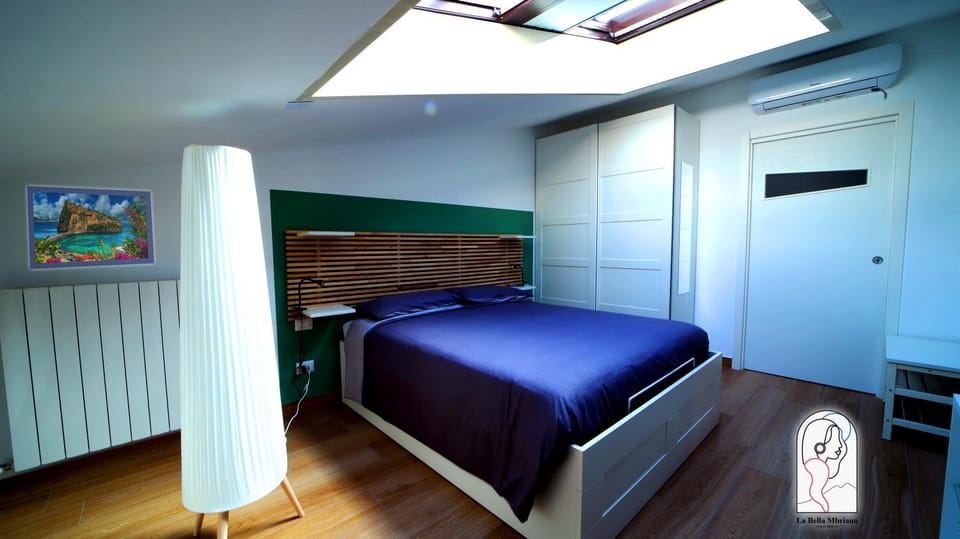 Photo of the whole room, Bedroom, wardrobe