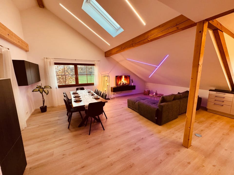 Communal lounge/ TV room, TV and multimedia, Living room, Seating area, Dining area