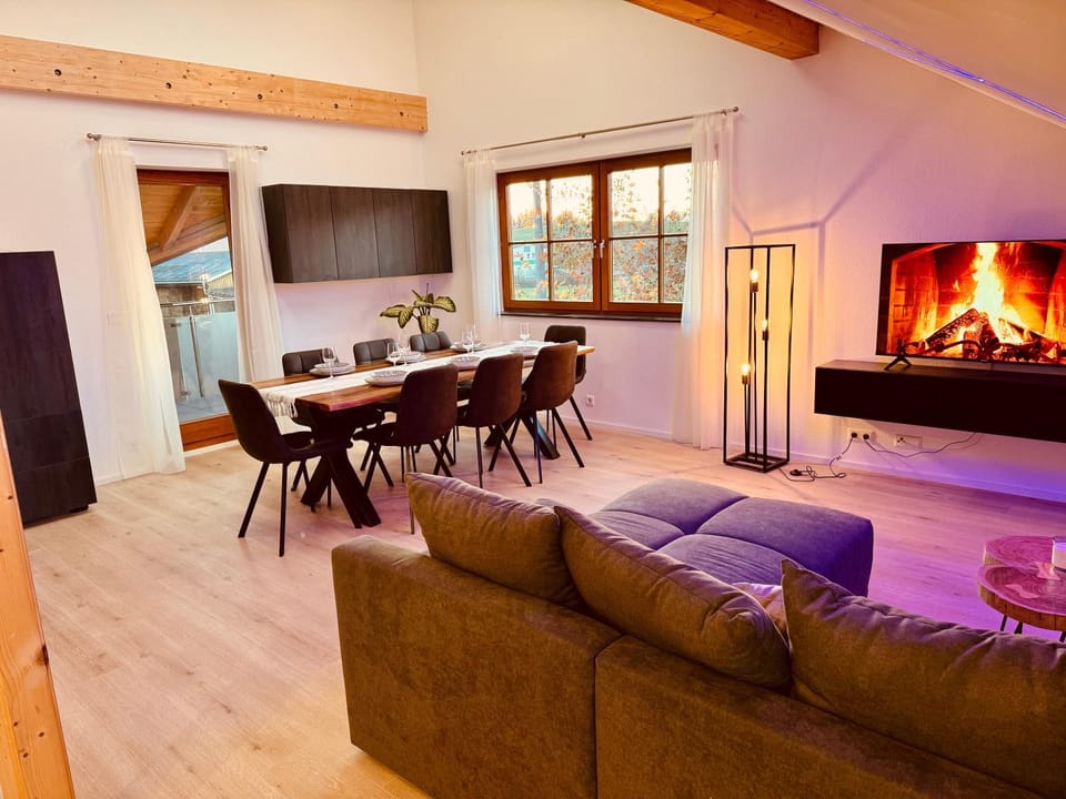 Communal lounge/ TV room, TV and multimedia, Living room, Seating area, Dining area, flat iron
